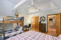 Private Forest Road to Upscale Lodge w/ Hot Tub, Sauna, Golf Cart, Bocci Court - Homestays