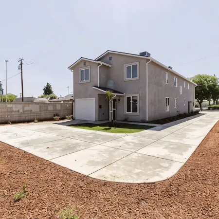 Downtown Hanford Getaway - New 4 bed, 3 Bedroom, 2.5 Bath