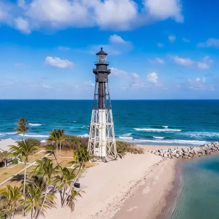 Comfortable home with King bed suite - close to Beach!