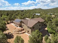 Canyon-View Retreat Minutes from Zion with Hot Tub, Game Room & Chef’s Kitchen - 露台