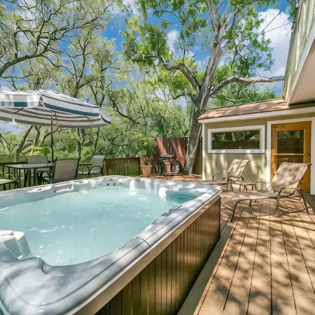 Under the Oaks, a charming, romantic retreat with hot tub and sauna