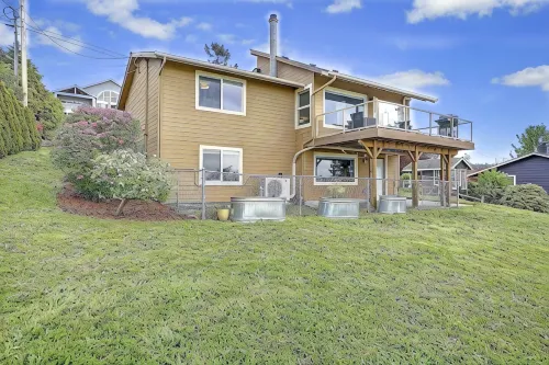 Pristine modern home with sweeping water views - Wifi
