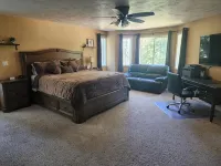 Quiet 4 bedroom Home with Hot Tub nestled in the woods - Gym