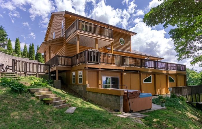 July & August Special ~ Mtn Views, Hot Tub+Fire Pit, WiFi, Fireplace, Grill!