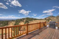 Log Cabin near Historic Cripple Creek, Hot Tub and Spectacular Views! - 4つ星