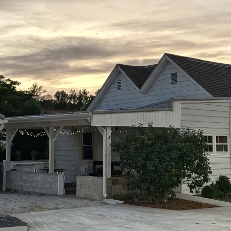 Toliver Guest House, Premier location on Main Street! Newly remodeled-spacious.