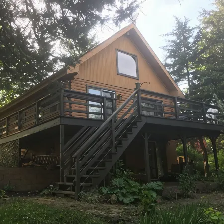 Unique Rustic, upscale, 3 br/2 ba Cabin w/Fireplace, Firepit, Pool Table & Wifi