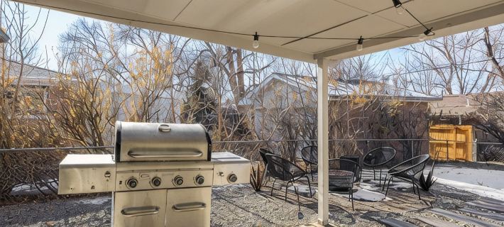 ~Huge Hot Tub~Theater/Game Room~Family Friendly~Private Backyard Oasis~Fire Pit~ Hotels in Arvada