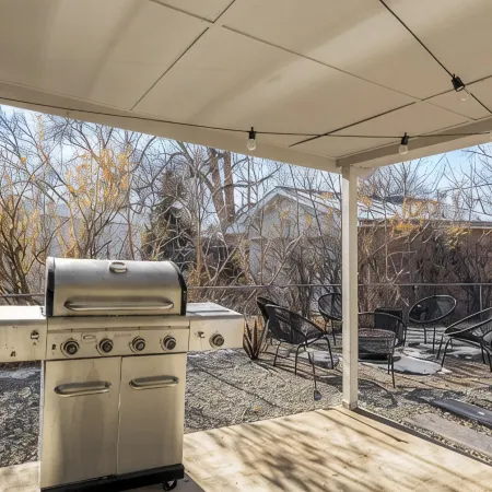 ~Huge Hot Tub~Theater/Game Room~Family Friendly~Private Backyard Oasis~Fire Pit~