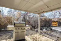 ~Huge Hot Tub~Theater/Game Room~Family Friendly~Private Backyard Oasis~Fire Pit~ - 4-Star
