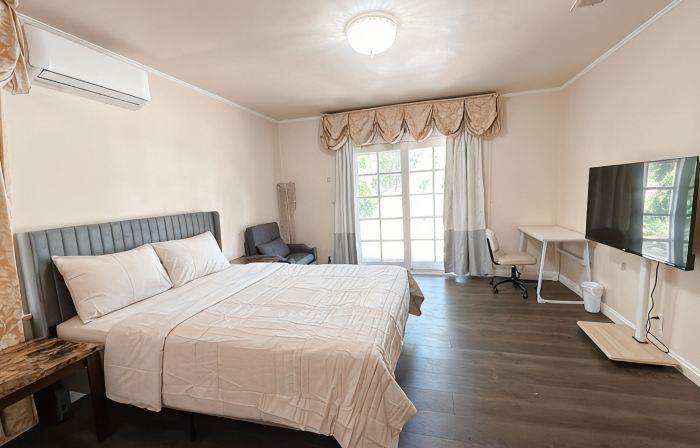 Master room w/ Pool big yard one parking