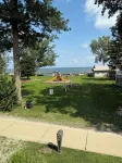 Lakefront home. Beach & park access. 8 miles to Cedar Point. 4 bedrooms 3 baths. - 무료 와이파이