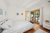 Walk to Lake! Dazzling Chalet - 3+Bd 2.5ba 2100sf - Heart of the West  Shore - Chalets