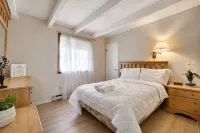 Walk to Beach, Spacious Backyard - Chalets