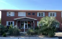 Cape Pines Motel - parking