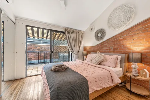 Iconic Warehouse Apartment~CBDEdge~2Bed/2Bath/1Car - 3-Star
