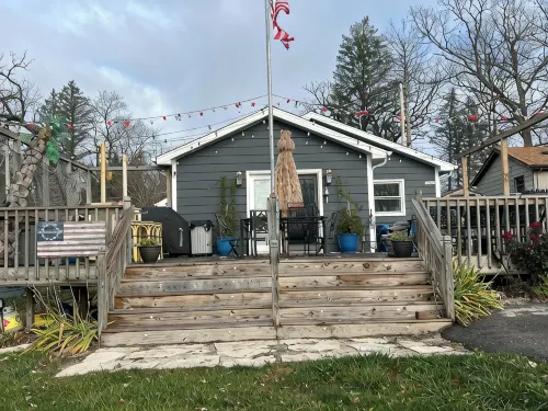 Charming 2-Bedroom Channel House and Kayaks in Paddock Lake - 4-Star