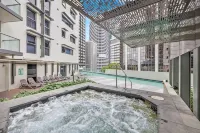 Inner-City Vibes! 2Bed/1Bath/1Car/Balcony~CBD - อ่างจากุชชี่