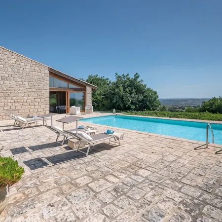 Rustic chic villa with large veranda, private pool, barbecue and free WiFi
