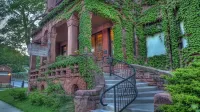 The Redstone Inn and Suites Các khách sạn gần Dubuque Arboretum and Botanical Gardens