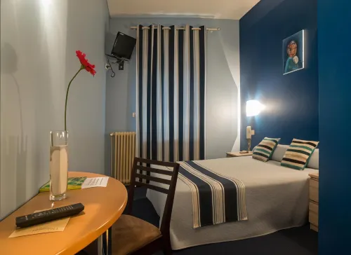 Logis Hotel le Clos des Oliviers فنادق في Bourg-Saint-Andeol