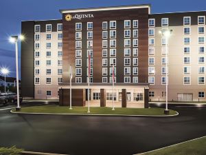 La Quinta Inn & Suites by Wyndham Cincinnati Sharonville