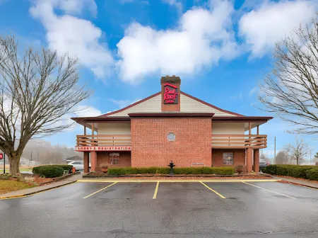 Red Roof Inn Uhrichsville Отели в г. Монро Тауншип