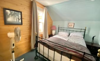 4 Bedroom Cottage on Manitoulin Island - Next to Sandy Beach!