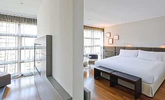1. Hotel Re..
