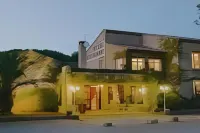 Logis Hôtel Restaurant les Aubuns فنادق في Beauvoisin