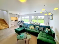 Spacious & Luxurious 5 Bedrooms House - 2-Star