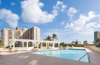 Bright Waikiki Studio Condo by RedAwning
