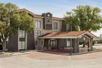 La Quinta Inn by Wyndham San Antonio I-35 N at Toepperwein فنادق في Live Oak