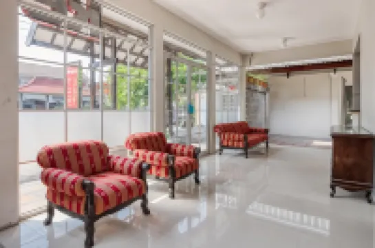 RedDoorz Near Malioboro Tugu Station Jogja 2