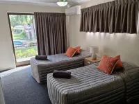 Whiteoaks Motel & Lodges Отели в г. Редвуд