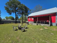 2 blocks to Greers Ferry lake cabin sleeps 8, Rv & Boat parking @ property