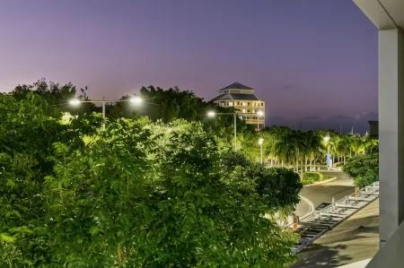 Coastal Harbour lights -Pool Gym & prime Location