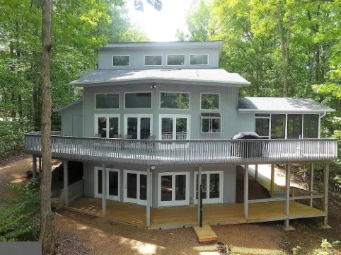 Lakefront 5 bedroom pet-friendly home on Lake Anna w/ game room, hot tub & beach