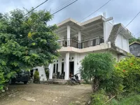 Four-G Homestay & Komodo Tour - Parkplatz