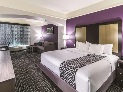 La Quinta Inn & Suites by Wyndham Mission at West McAllen Hotels near Sky Park Kids