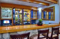 Oakhurst Hotel - bar