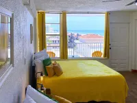 BRIGHT SUNNY HAPPY Beachside Condo!!!!