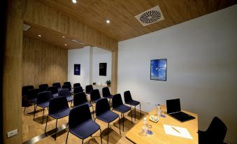 Air Rooms Rome Airport by HelloSky