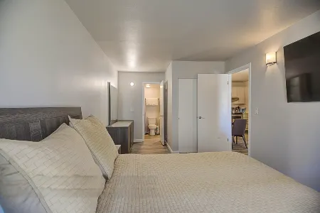 Cozy Condo with Gas Fireplace and Hot Tub Access - Charming Retreat Отели в г. Снайдервилл