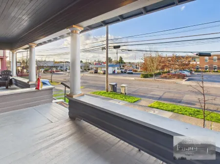 Charming Historic Downtown Retreat - Spacious and Light-Filled Haven Отели в г. Олбани