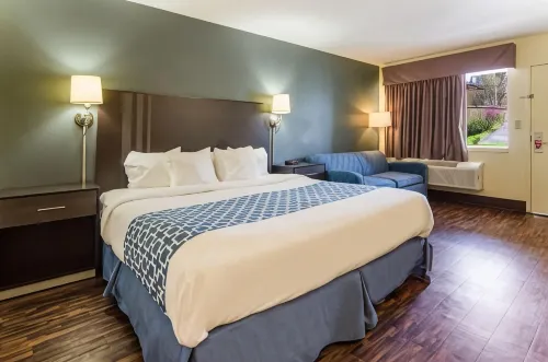 Econo Lodge Near Motor Speedway Hotels in Bristol