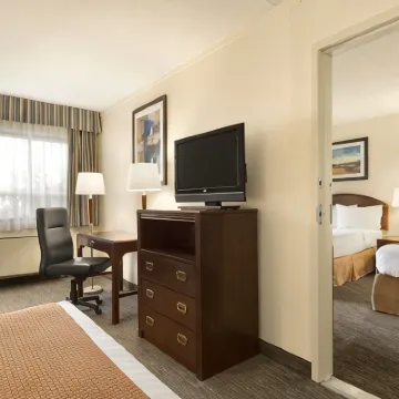 Travelodge by Wyndham Edmonton South Hotel dekat Teater Varscona