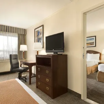 Travelodge by Wyndham Edmonton South