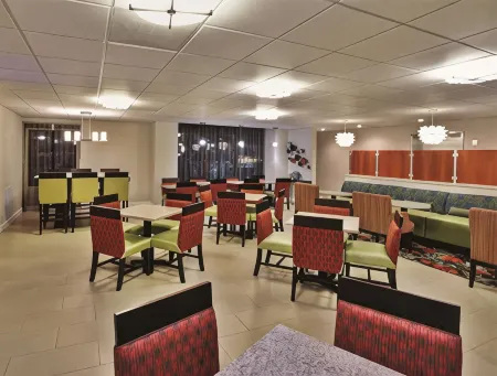 La Quinta Inn & Suites by Wyndham Elkview - Charleston NE
