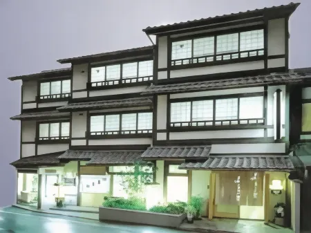 Tomi-Chaya Japanese Hotel Отели рядом с достопримечательностью «Mimuroto-ji Temple»